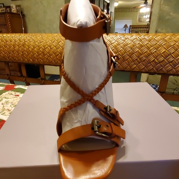 SHOES - Picture 7 of 8